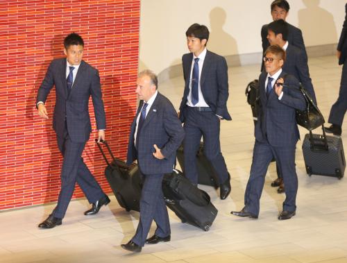 タンパに到着した日本代表（左から）川島、ザッケローニ監督、青山、大久保、清武、岡崎
