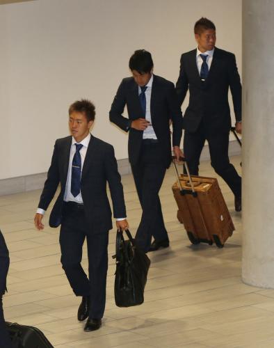 タンパに到着した日本代表（手前から）斎藤、内田、伊野波
