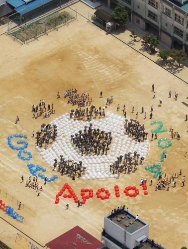 Ｗ杯ブラジル大会成功を願い、大阪市立榎本小の校庭に作られたサッカーボール形の巨大アート。児童らが千本以上の傘を使って完成させた＝31日午後、共同通信社ヘリから