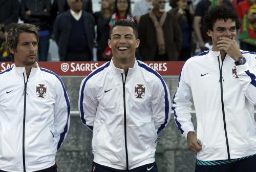 ＜ポルトガル・ギリシャ＞欠場したＣ・ロナウド（中央）はチームメートのコエントラン（左）、ペペと笑顔（ＡＰ）