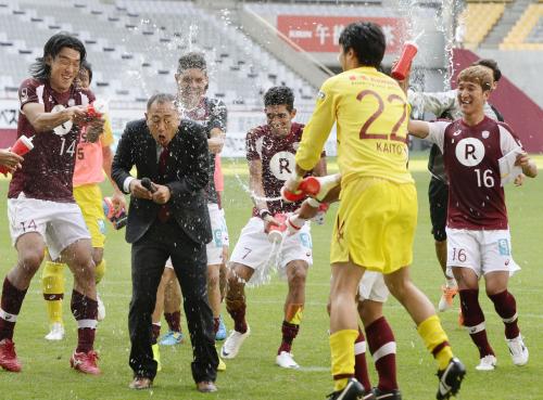仙台を撃破し準々決勝進出を決め、安達監督（左から２人目）に水をかけ喜ぶ神戸イレブン