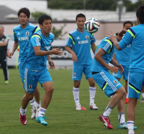 サッカー日本代表練習で味方にボールを渡す長谷部