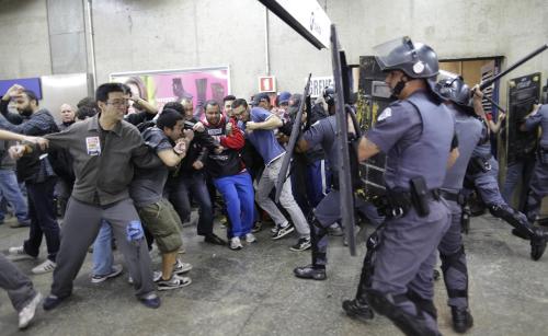 ６日、ブラジル・サンパウロの地下鉄駅で治安部隊と衝突する地下鉄職員ら