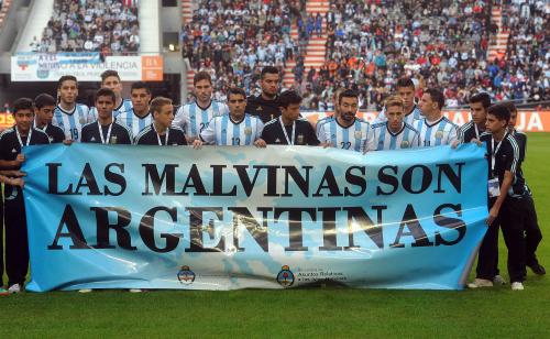 「マルビナス諸島はアルゼンチン領だ」と書いた横断幕を持つ選手たち（ＡＰ）