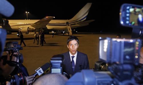 ビラコポス空港に到着、質問に答える日本代表主将の長谷部（ＡＰ）