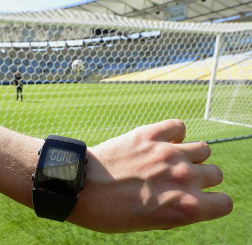 報道陣に公開されたゴールライン・テクノロジーのデモンストレーション。ボールがゴールラインを通過すると、審判の腕時計型受信機に「ＧＯＡＬ」が表示される