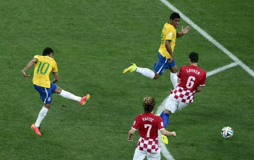 ＜ブラジル・クロアチア＞前半２９分、左足で同点ゴールを決めるネイマール（左端）（ＡＰ）