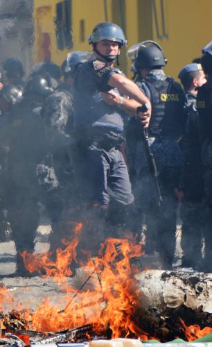 ブラジル・サンパウロのＷ杯反対デモで、デモ隊が放火したごみと警官