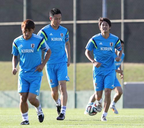 日本代表練習で各自のアップを終えて（左から）青山、吉田、内田が集合場所へ戻る