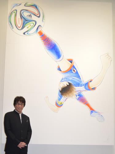 「キャプテン翼展」で、原作者の高橋陽一氏は自身が書き下ろした翼の巨大イラストを披露