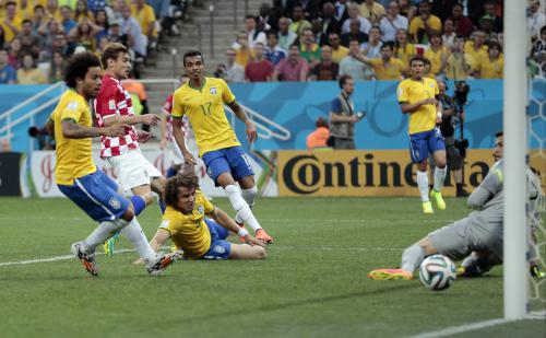 ＜ブラジル・クロアチア＞前半１１分、オウンゴールで先制点を献上したＤＦマルセロ（左）（ＡＰ）