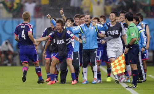 本田 背番号４ の得点に大喜びの日本代表メンバーとスタッフ ａｐ スポニチ Sponichi Annex サッカー