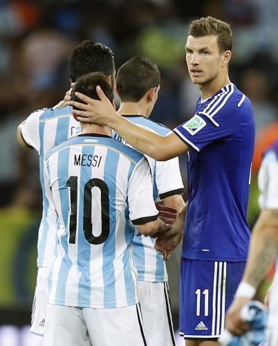 試合後に握手をするアルゼンチン代表ＦＷメッシ（左）とボスニア・ヘルツェゴビナ代表ＦＷジェコ（ＡＰ）