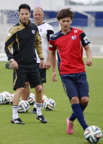 トレーニングキャンプで南野（右）を指導するＣ大阪のペッツァイオリ新監督（左）