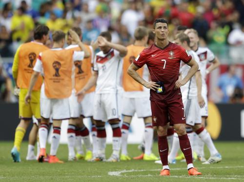 勝利に喜ぶドイツ代表イレブンを背に悲しみの表情を浮かべるＣ・ロナウド（ＡＰ）