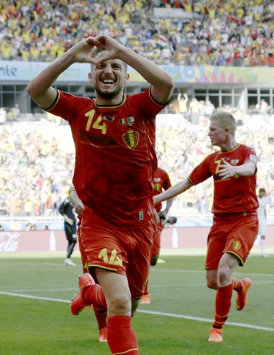 アルジェリア戦で逆転ゴールを決め喜ぶベルギー代表ＭＦメルテンス（左）（ＡＰ）