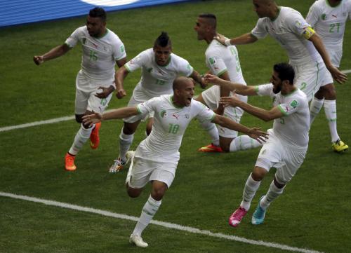 ２８年ぶりのゴールが決まり喜び合うアルジェリア代表イレブン（ＡＰ）