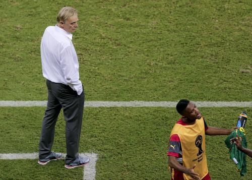 試合終了後、口論をする選手を横目で見つめるカメルーン代表のフィンケ監督（左）（ＡＰ）