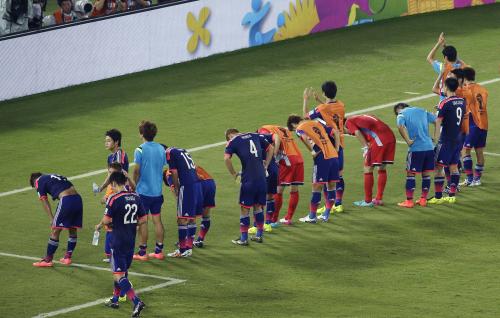 ギリシャと引き分けに終わり、試合後サポーターにあいさつする日本代表イレブン（ＡＰ）