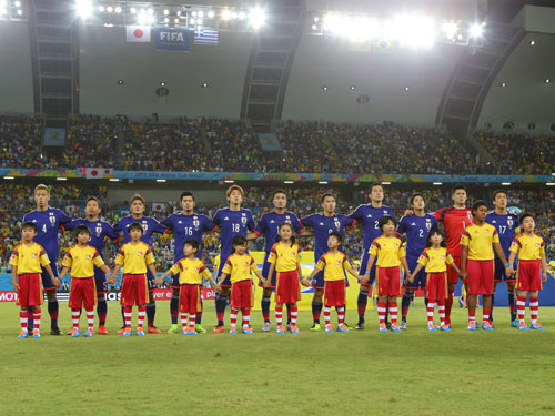ギリシャ戦の試合前、日本代表選手とともに国歌斉唱するエスコートキッズ