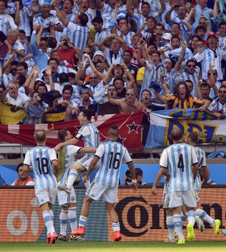 ９１分間、我慢しながら応援を続けたサポーターの前で喜びを爆発させるアルゼンチン代表メッシ（ＡＰ）