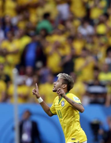 ＜ブラジル・カメルーン＞前半、先制ゴールを決めて２本の人さし指を突き立てるネイマール　（ＡＰ）