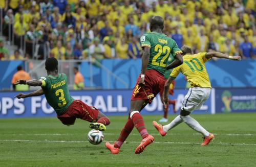 ＜ブラジル・カメルーン＞前半、ネイマールの２発目がカメルーン選手の間を抜けてゴールへ（ＡＰ）