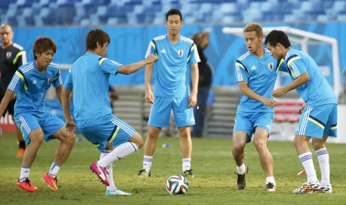 試合会場で公式練習する（左から）大迫、酒井宏、吉田、本田、今野