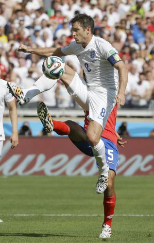 ＜コスタリカ・イングランド＞前半、ボールに飛びつく初出場のイングランド代表ランパード