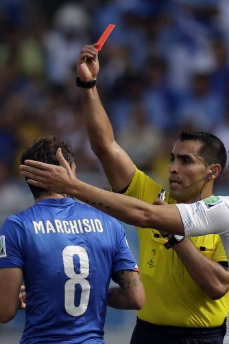 ＜イタリア・ウルグアイ＞後半１４分、イタリア代表マルキジオが一発退場になる（ＡＰ）