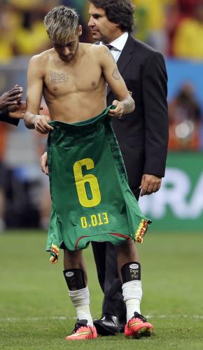 ＜カメルーン・ブラジル＞試合後、カメルーン代表エトオとユニフォーム交換したネイマール（ＡＰ）