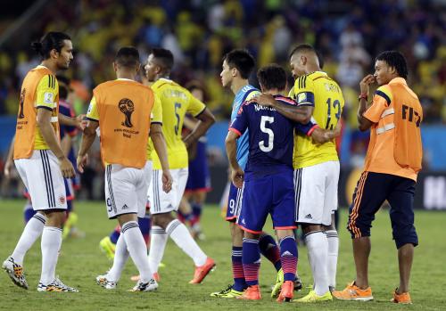 試合後、コロンビア代表のグアリン（右から２人目）に慰められる長友（ＡＰ）