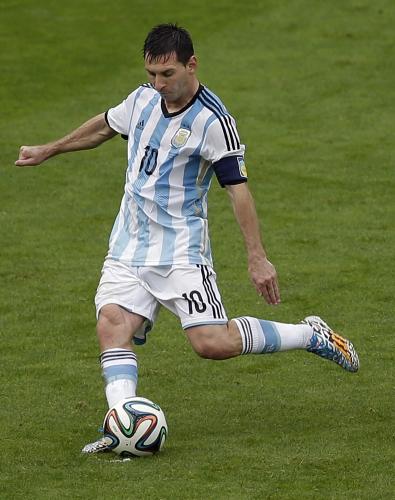＜アルゼンチン・ナイジェリア＞直接ＦＫを決め、この日２ゴール目をマークしたアルゼンチンのメッシ（ＡＰ）