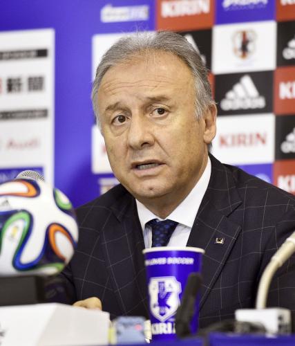 会見で退任を表明する、サッカー日本代表のザッケローニ監督
