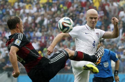 ドイツ代表のヘベデス（左）と空中のボールを競り合うアメリカ代表のブラッドリー（ＡＰ）