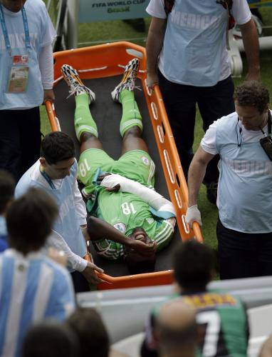 ＜ナイジェリア・アルゼンチン＞右腕を骨折したババトゥンデ（ＡＰ）