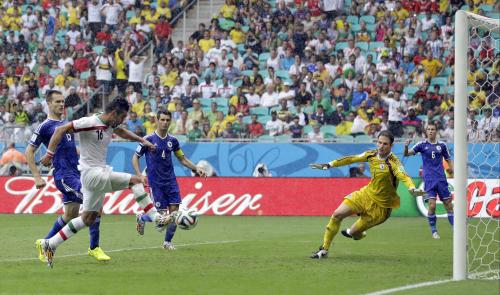 ＜ボスニア・ヘルツェゴビナ―イラン＞後半３７分、ゴールを決めるイラン代表ゴーチャネジハド（左から２人目）（ＡＰ）