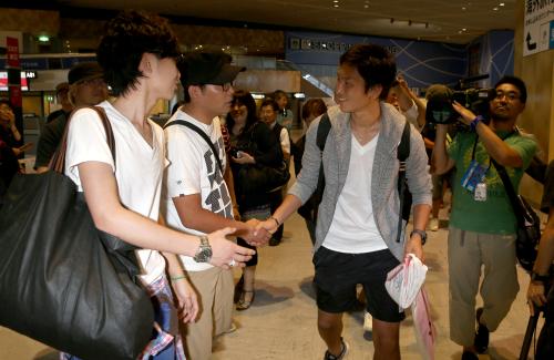 成田空港でファンと握手する原口元気