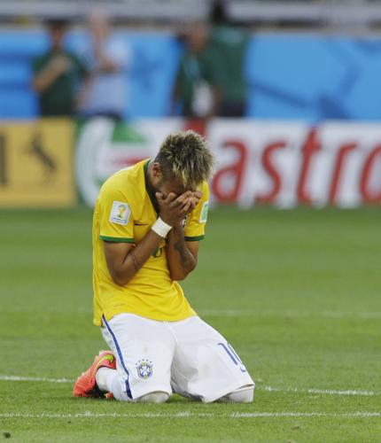 チリ戦での勝利後に涙するブラジル代表のネイマール　（ＡＰ）