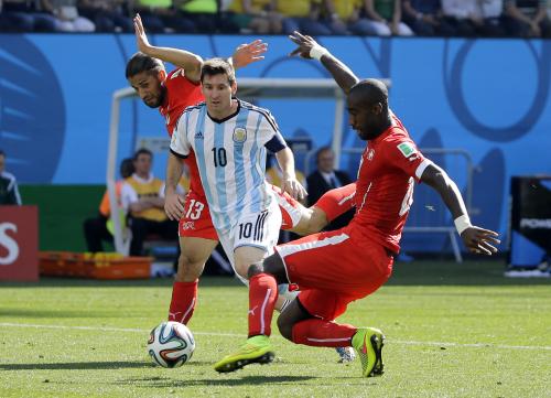 アルゼンチンのエース・メッシがボールを持つとスイスは最低でも２人がかりでマークをする　（ＡＰ）