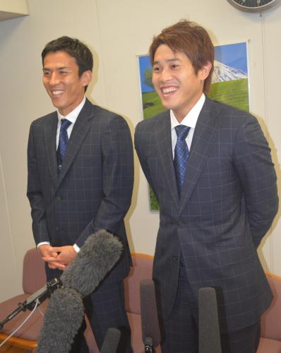 静岡県庁を表敬訪問した長谷部（左）と内田は会見で笑顔