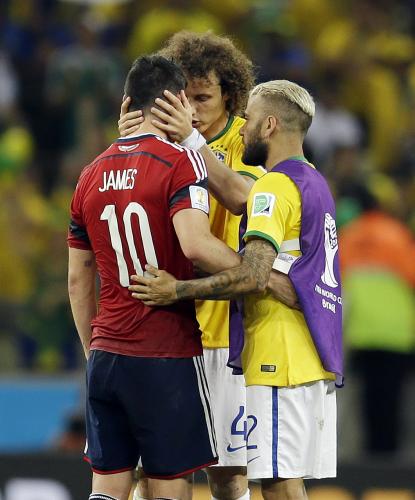 涙するコロンビア代表ハメス・ロドリゲス（左）を慰めるブラジル代表ダビド・ルイス（中）とダニエウ・アウベス（ＡＰ）