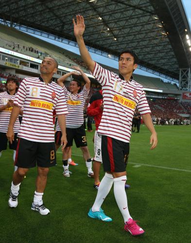 ＜浦和・山田暢久引退試合＞出場は無かったもののベンチ入りした長谷部は小野（左）とサポーターの声援に応える