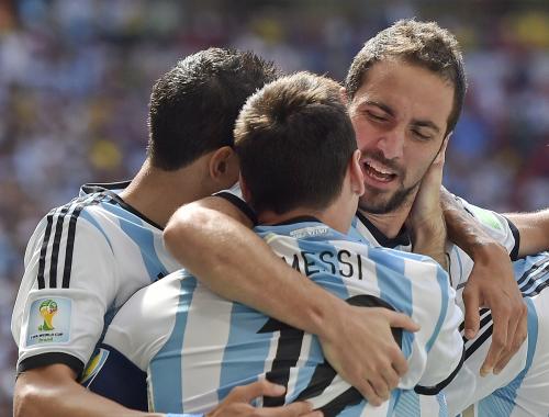 ベルギー戦で先制ゴールを決めメッシ（背中）と抱き合って喜ぶアルゼンチン代表ＦＷイグアイン（右）（ＡＰ）
