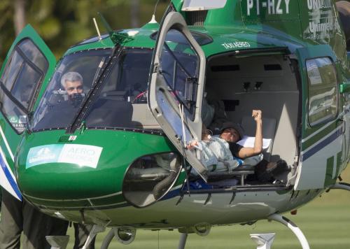 ブラジル代表の合宿地から自宅へヘリコプターで移動するネイマール（ＡＰ）
