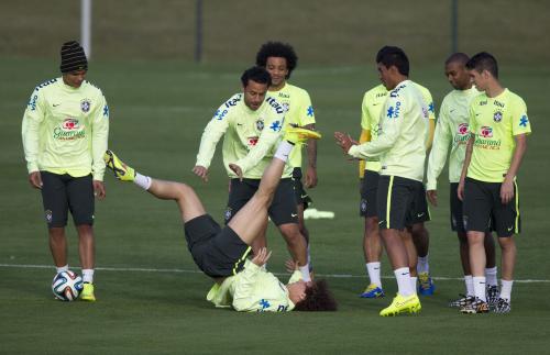 準決勝へ向けてリラックスした雰囲気で練習するブラジルの選手たち（ＡＰ）