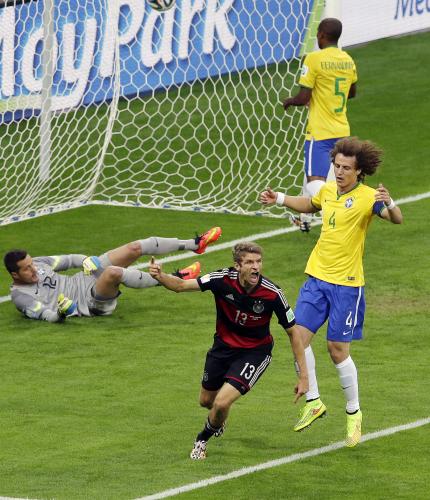 ＜ブラジル・ドイツ＞前半１１分、先制ゴールを決めたミュラー（ＡＰ）