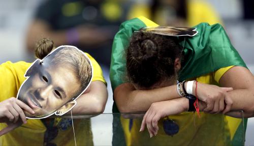 ブラジルが敗れ、ガックリとうなだれるブラジルのサポーター（ＡＰ）