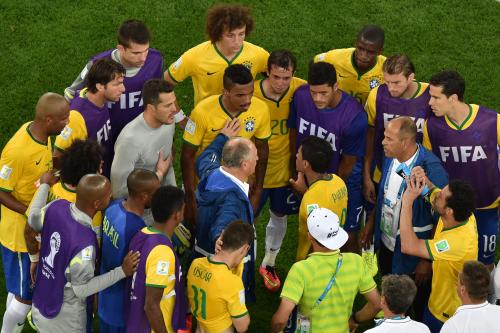 試合後、選手たちを集めて話すブラジルのスコラリ監督（ＡＰ）