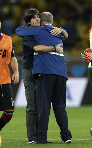 試合後、ブラジルのスコラリ監督と抱き合うドイツのレーブ監督（ＡＰ）